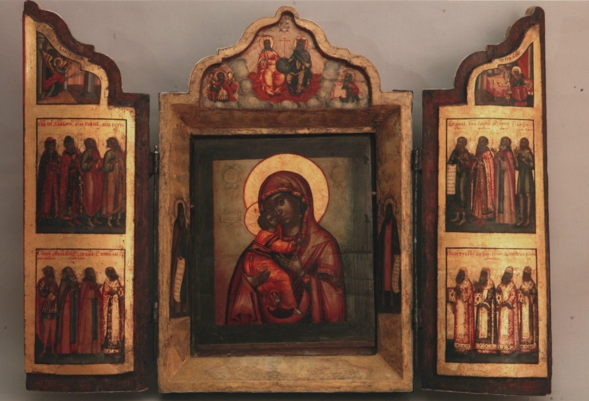 Походная полковая икона Астраханского пехотного полка (1708 - 1785). В 1785 году старшинство Астраханского полка перешло к Кавказскому пехотному полку. Из мушкетёрских рот Астраханского и Томского мушкетёрских полков сформирован Кавказский пехотный полк в составе 4-х батальонов (каждый батальон из одной гренадерской и 5-ти мушкетёрских рот). 25 марта 1864 — 14-й гренадерский Грузинский Его Императорского Высочества Великого князя Константина Николаевича полк. История иконы узнается из надписи на обороте: «Сие изображение Умиление Пресвятыя Богородицы истинным подобием списано из святыя чудотворныя иконы Печерския лета от Рождества Христова, 1701 год месяцы июня в 28 Начертал псковский изограф Евмений Максимов а писан сий образ и створы в полк даточных солдат бывшего Городонова Александра». Таким образом, имя изографа – Евмений Максимов[3], дата создания иконы-складня – 28 июня 1701 года, образ Богоматери является списком с чудотворного Умиления Псково-Печерского[4], а выполнен складень для полка Александра Гордонова, т.е. являлся походной полковой иконой[5]. Икона-складень «Богоматерь Умиление» XVIII века поступила в галерею из Астраханской Казённой палаты в 1919 году и была принята основателем галереи П.М. Догадиным. В 2013 году складень был отреставрирован в ВХНРЦ им. И.Э. Грабаря под руководством Г.В. Цируль реставраторами высшей категории А.А. Горматюком и Г.В. Безруковой-Евсеенко и сегодня находится в основной экспозиции русского искусства. Ссылка: https://dogadinka.ru/portfolio/евмений-максимов-кузовная-икона-скла/?ysclid=mikbxdhvjc350221588 Икона-складень. Кузовная икона-складень «Богоматерь Умиление». Ссылка: https://goskatalog.ru/portal/#/collections?id=18324231