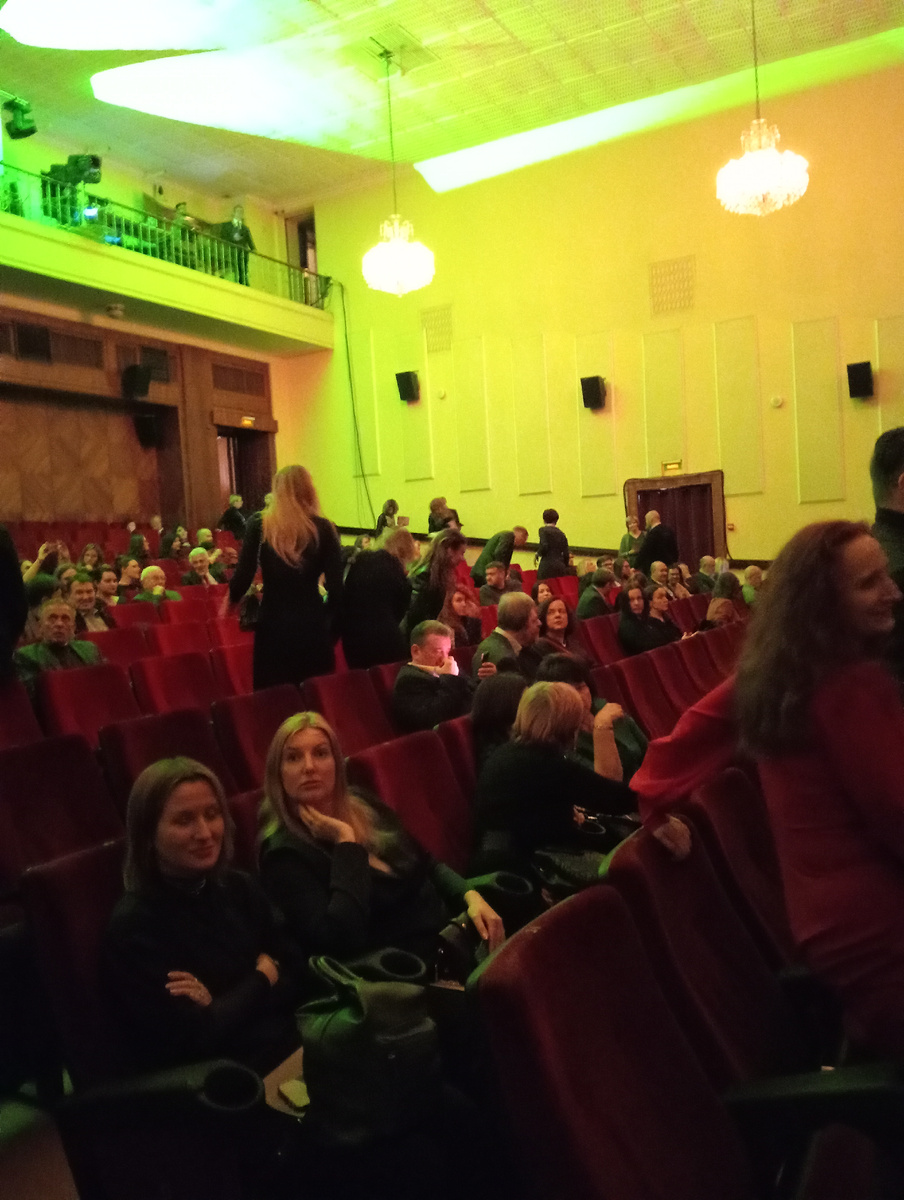 Гости собираются.