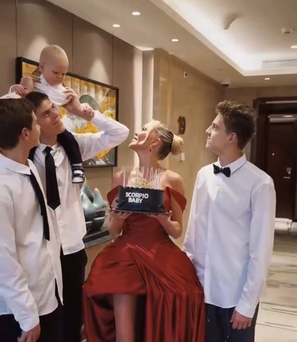 Мария Погребняк и ее четверо сыновей. Фото: соцсети