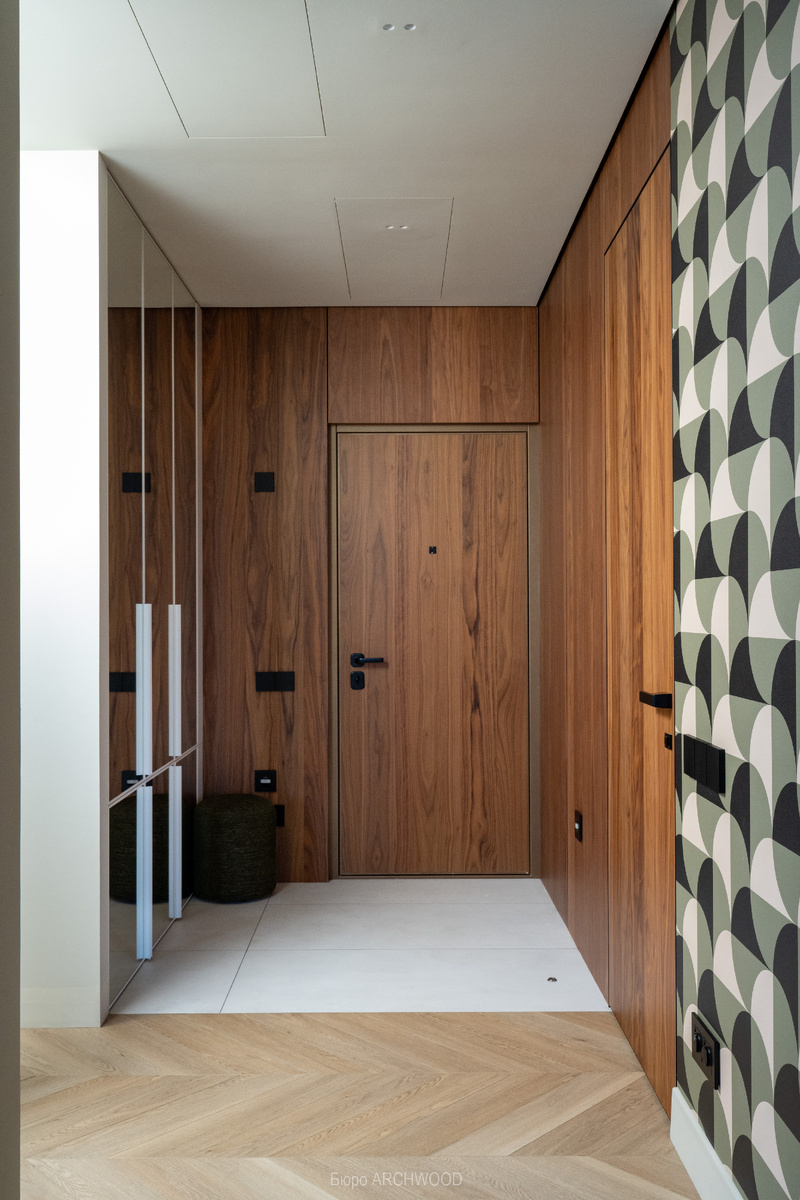 Материалы должны встречаться в одной плоскости, иначе появятся торцы, которые придётся закрывать