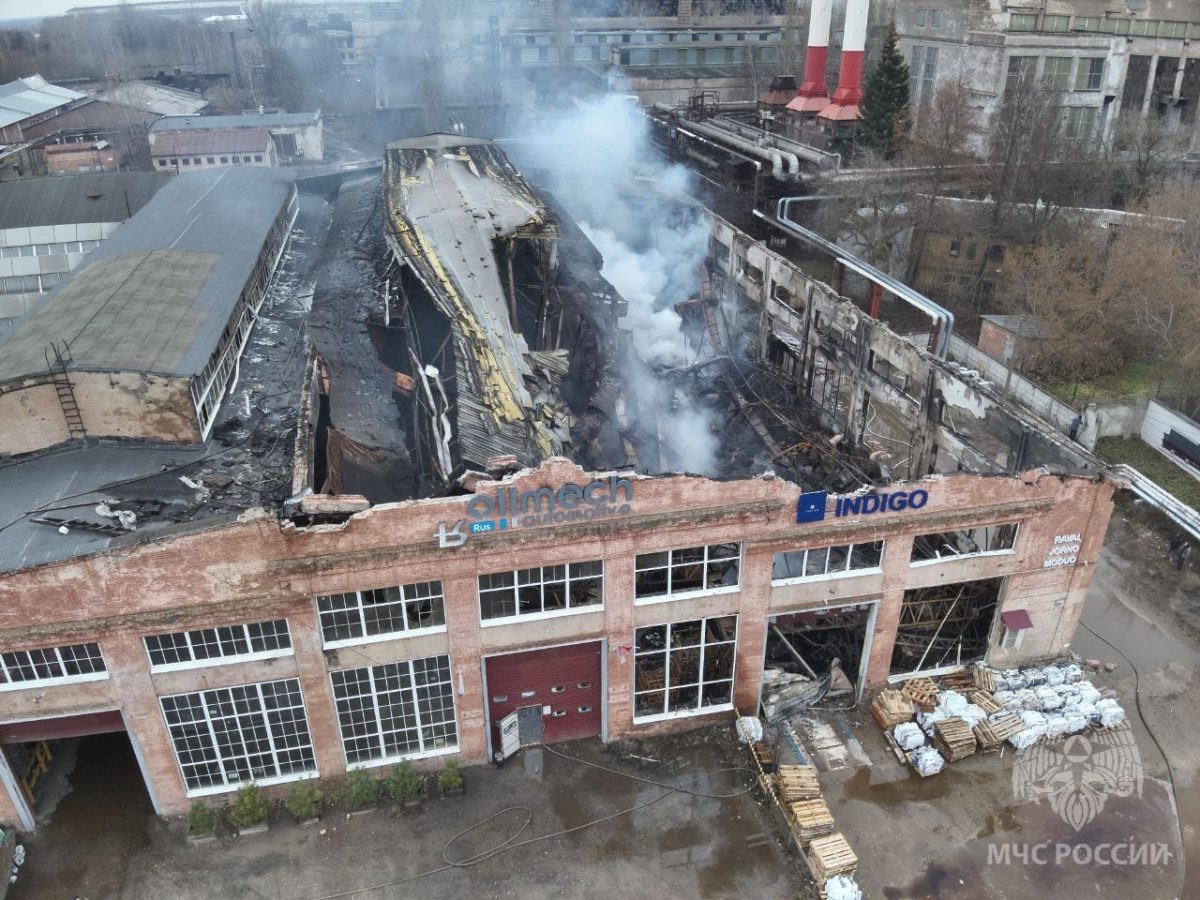    К счастью, никто не пострадал, однако у здания обвалилась крыша