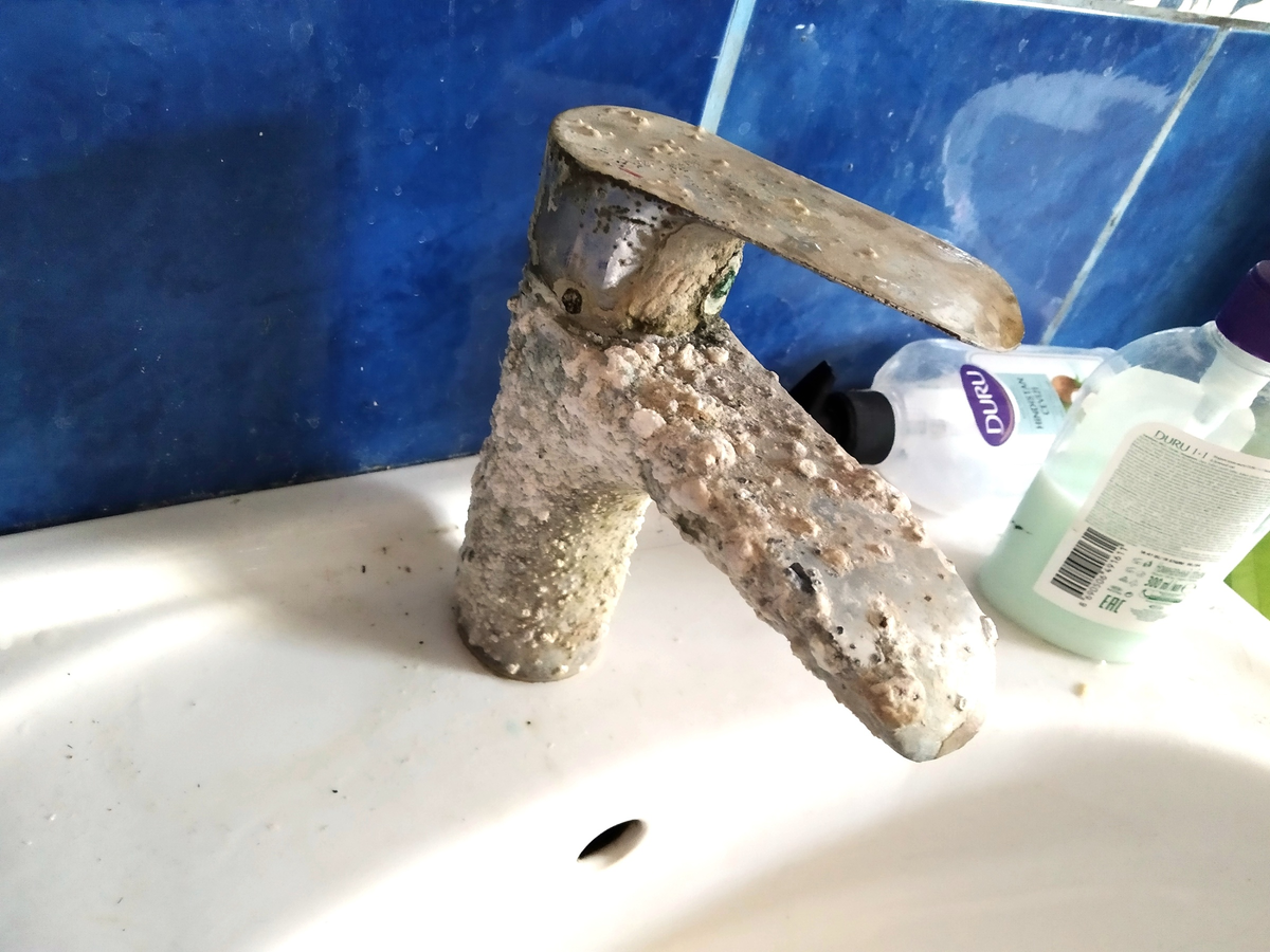 Вот что бывает с дорогими металлическмими смесителями