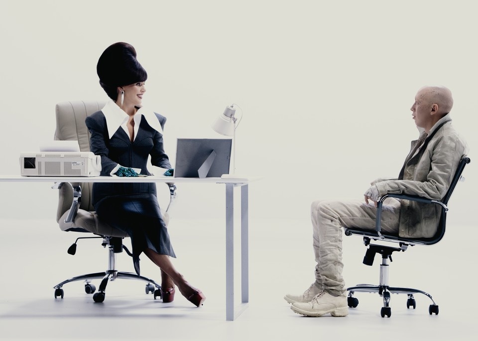    Кадры со съемок новогоднего фильма «Хозяйка нейросети» — Зиверт и Лев Зулькарнаев. Фото: Первый канал.