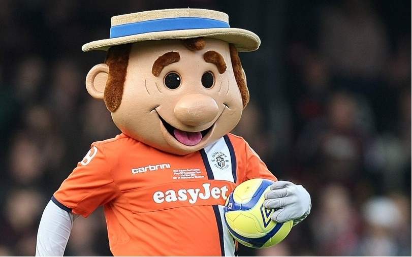 Маскот "Лутона" всегда с головным убором