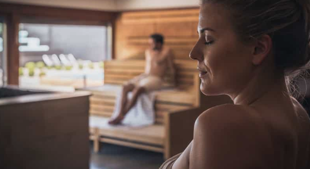 "Моются с мужчинами и не парятся о внешности": подруга рассказала, как живут женщины в Германии