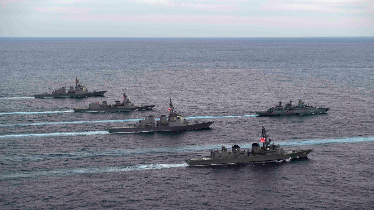 Японские эсминцы сопровождают немецкий фрегат во время учений в Тихом океане. Изображение: commons.wikimedia.org