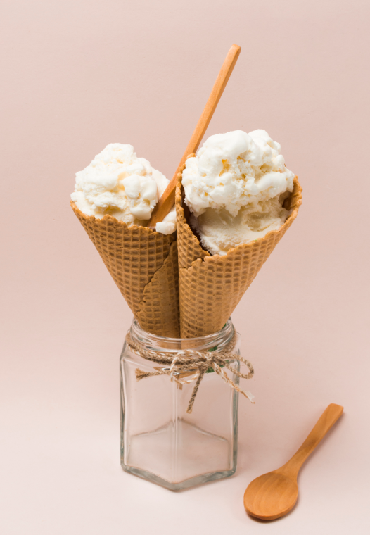 Сливочное мороженое в вафельном рожке