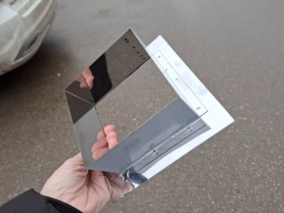 Блестит! Края острые, чуть не порезалась)