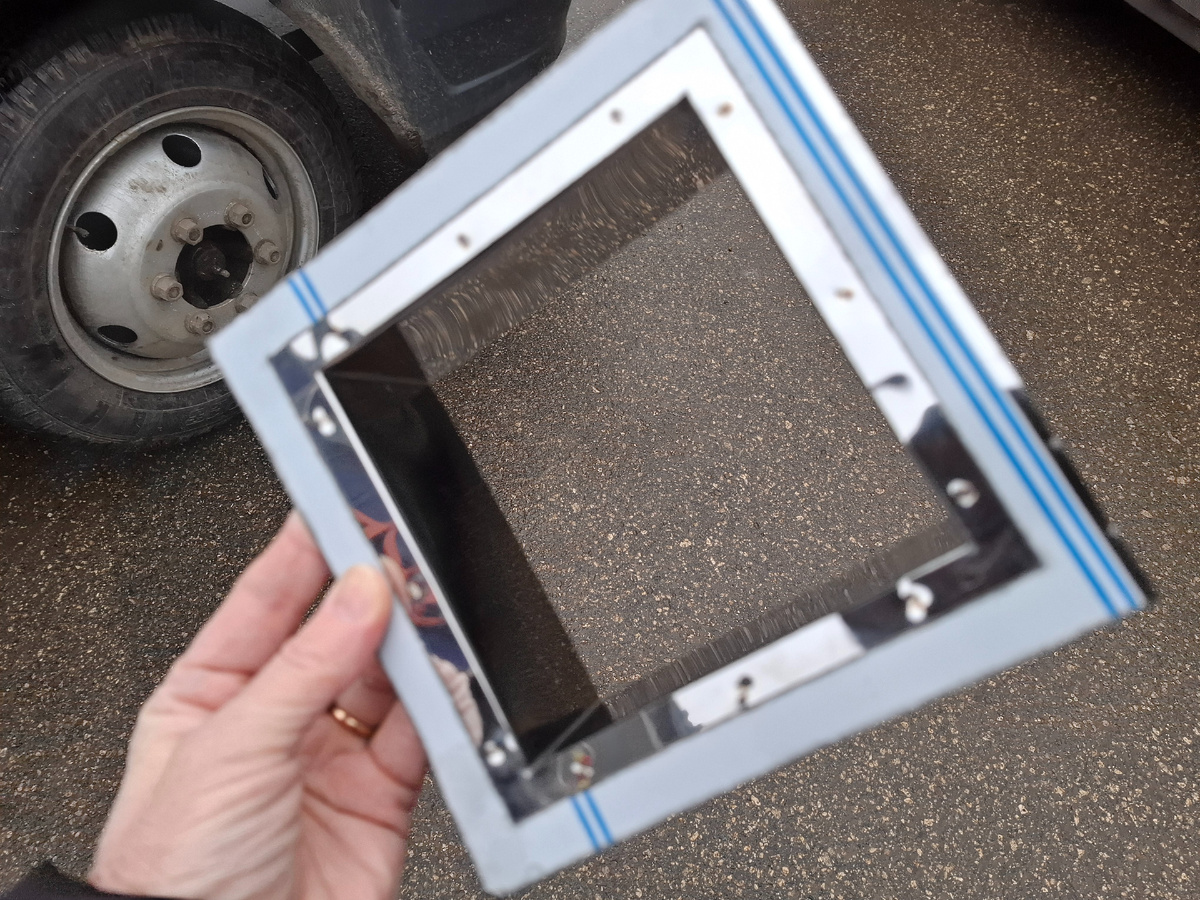 Тут камера  колесом машины больше заинтересовалась, чем моей железкой-нержавейкой, техника к технике тянется, простим ей это))