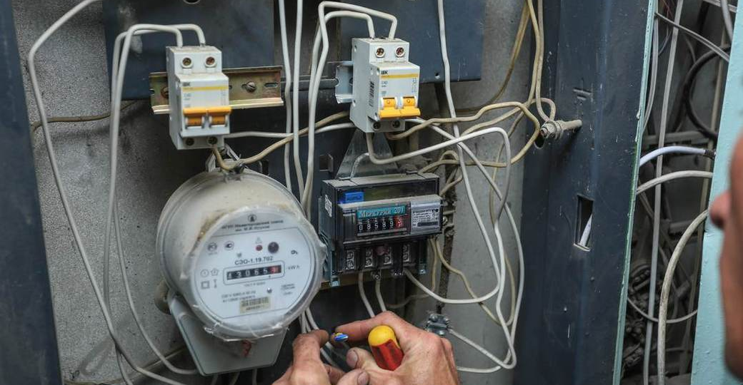 Дядька летом вообще не платит за электричество. Как он показывает фигу энергетикам, а они ещё и "должны" ему остаются