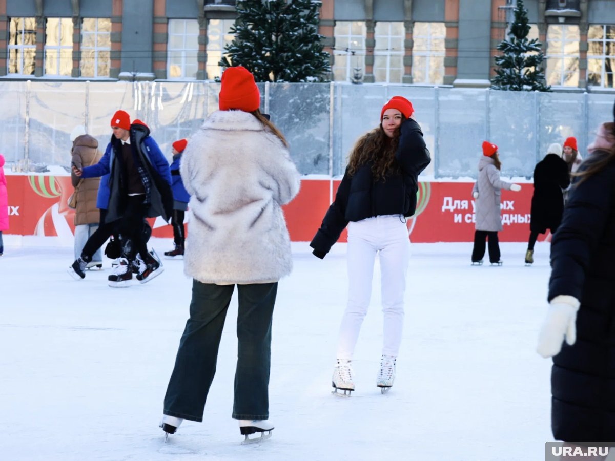    Каток на площади 1905 года планируют открыть в середине декабря