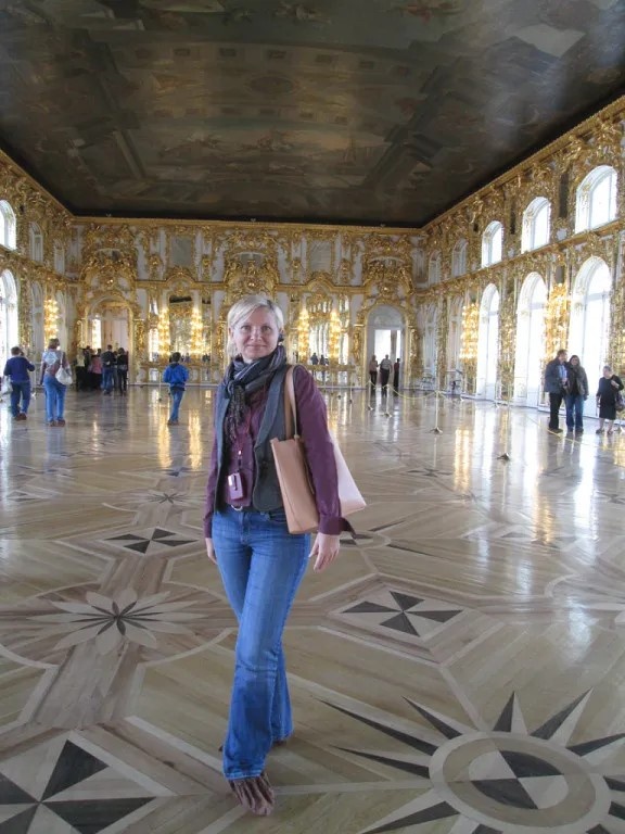 Большой (тронный) зал Екатерининского дворца. Да, платья с кринолином не хватает..)