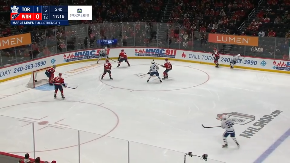 Овечкин пытается прижать к борту Мэттьюза за линией ворот.  фото: яндекс.. 