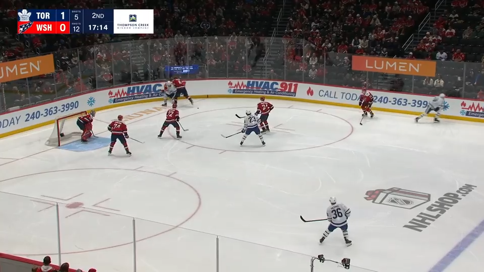 Мэттьюз уходит из под наката Овечкина. фото: яндекс.