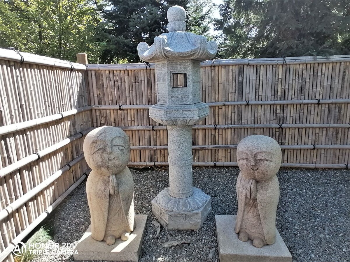 こんにちは (kon-ni-chi-wa) — «ЗДРАВСТВУЙТЕ!» или «ПРИВЕТСТВУЮ ВАС!» в дневное время. Лестните вправо.