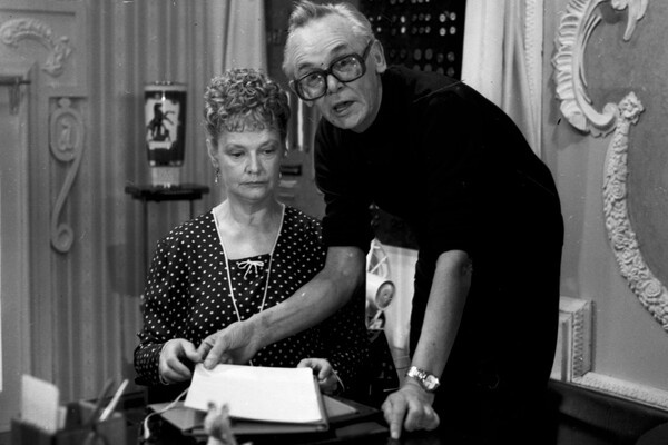 Нина Гребешкова и Леонид Гайдай на съемках фильма «Опасно для жизни!» (1985) / Телеканал «Мосфильм. Золотая коллекция»  