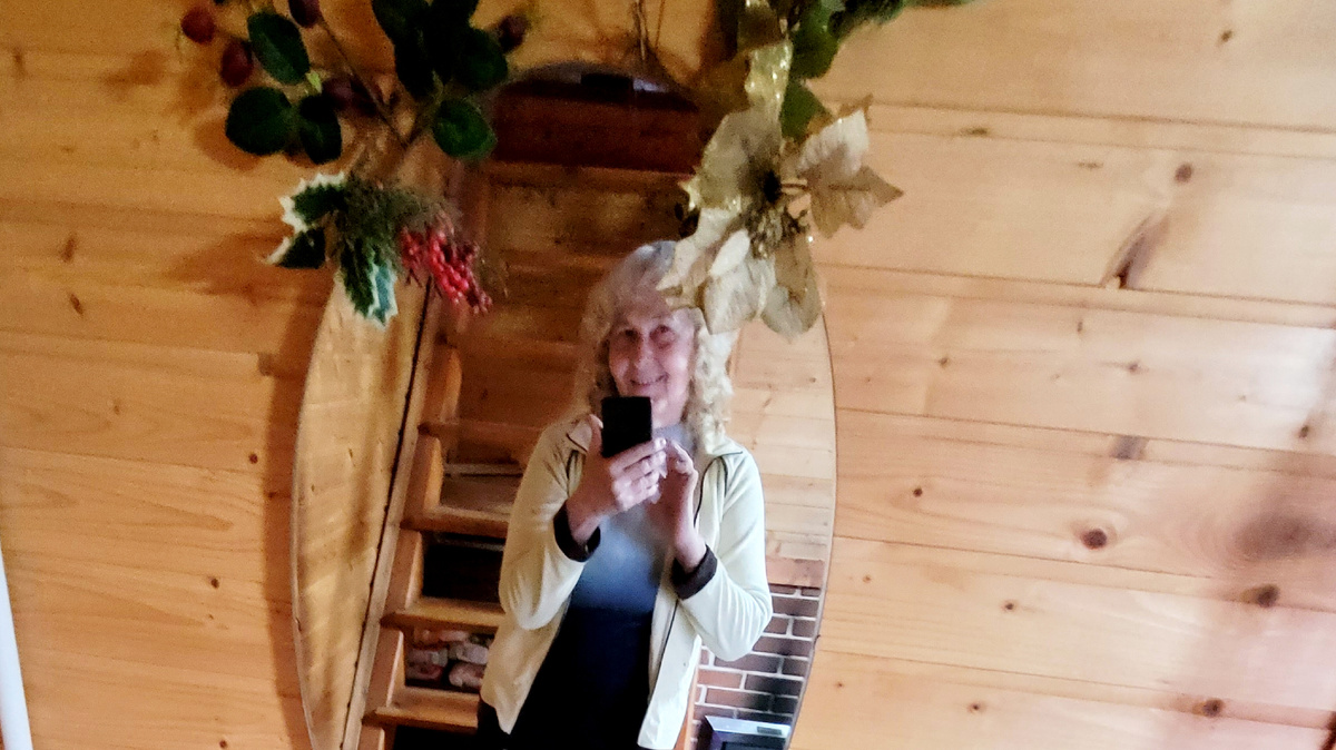 В бане, на лестнице.