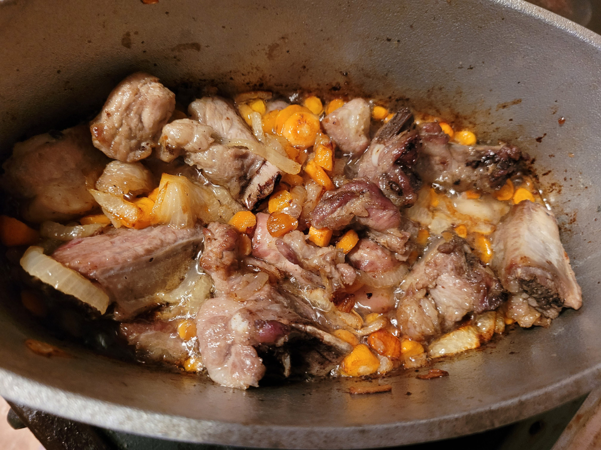 Варится мясо, лук, морковь