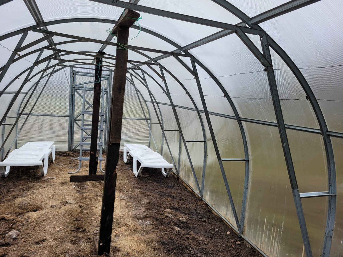 По центру теплицы закрепил подставки