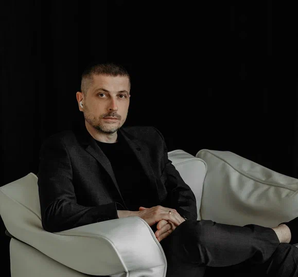 Почему мы злимся, когда нас перебивают — даже по пустякам: отвечает психолог