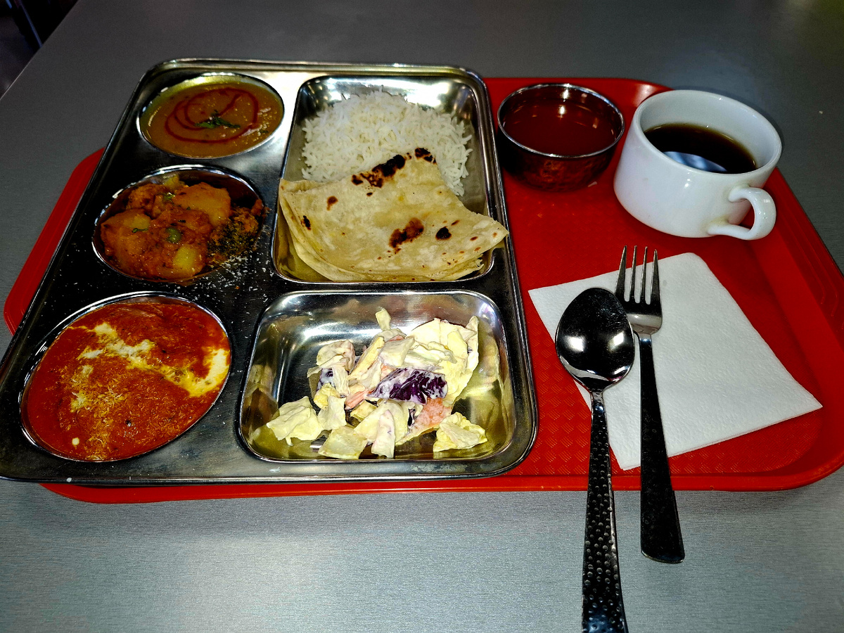 Блюда были поданы в металлическом контейнере