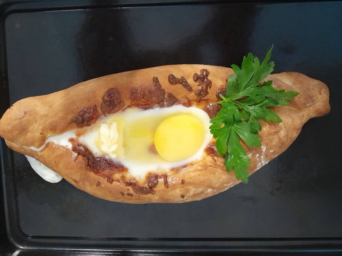 Хачапури по-аджарски — это настоящее наслаждение для гурманов