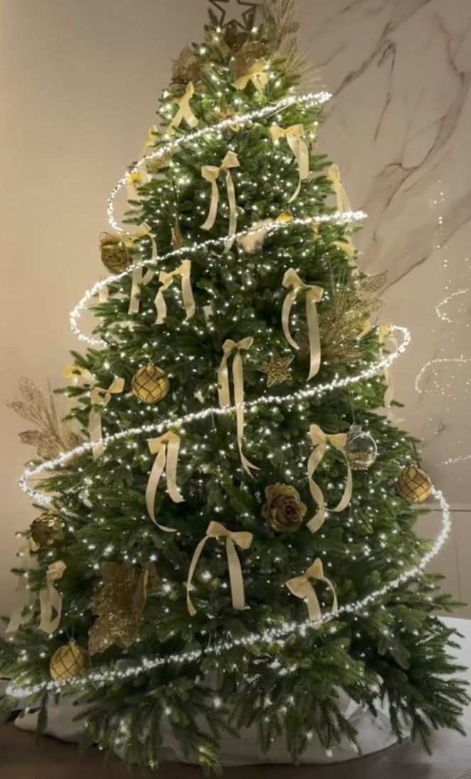 Ёлка с парящей гирляндой. Изображение из Пинтерест.