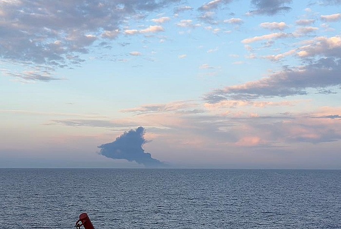 Дым после сигнала о пожаре на танкере KairosФото: Turkish / Directorate General for Maritime / Handout/Anadolu via Getty Images