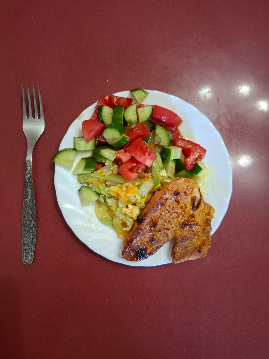 Салат из свежих помидоров и огурцов, с легкой кислинкой.