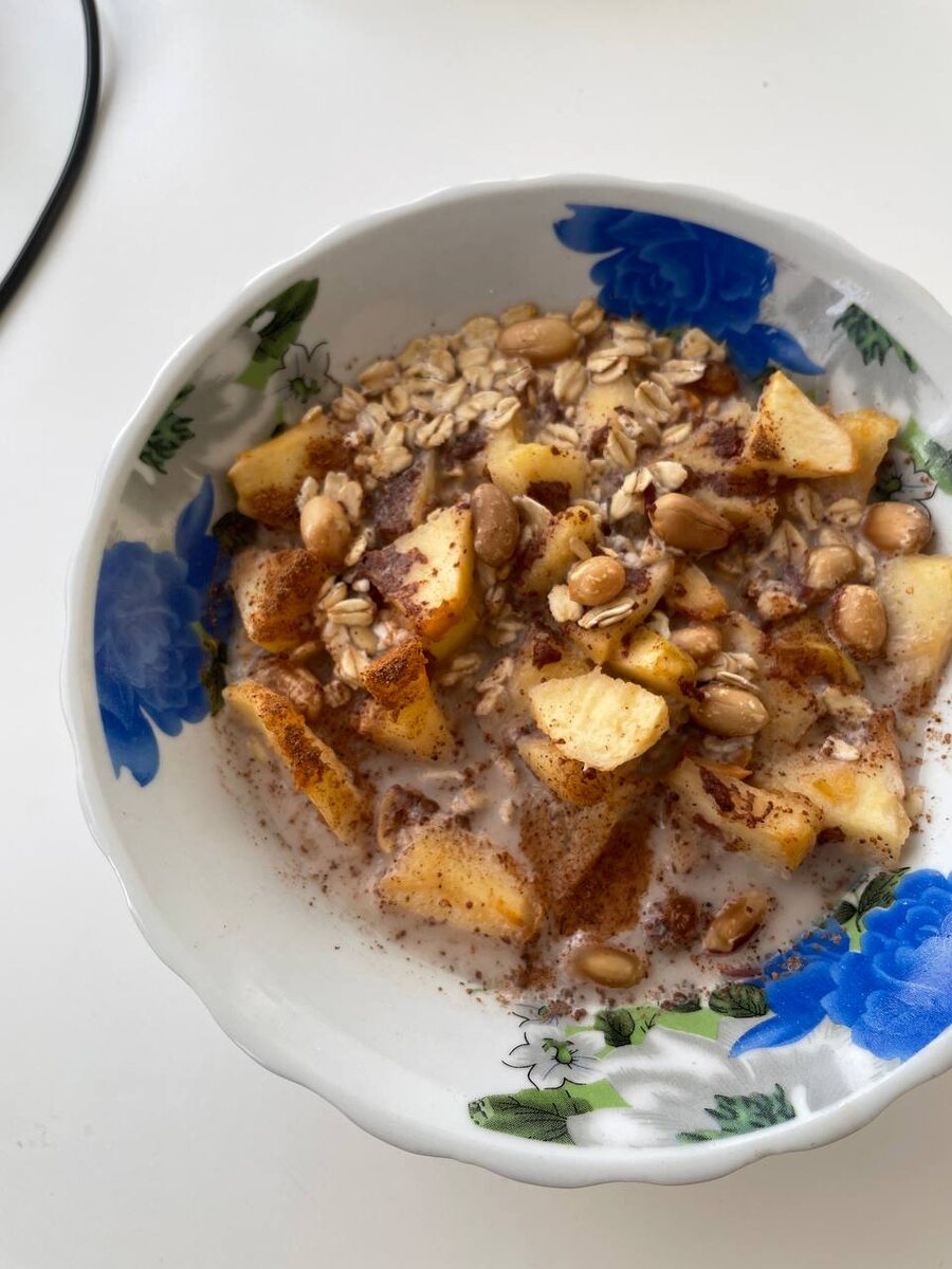 Завтрак из цельных овсяных хлопьев (сл углевод) с яблоком (клетчтака), орехами (белок) и корицей (специя, которая доказанно снижает тягу к сладкому). 