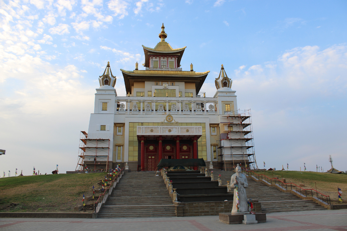 Золотая обитель Будды Шакьямуни в Элисте. Фото автора канала