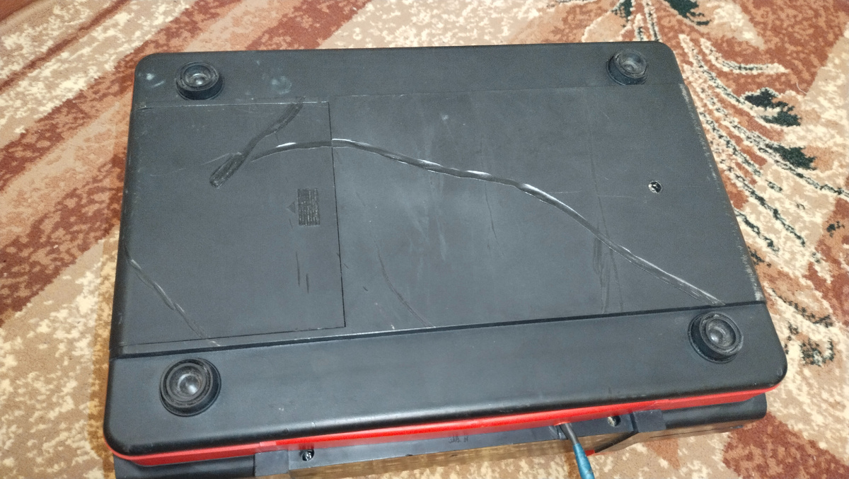 Задняя сторона вертушки с отсеком для батареек