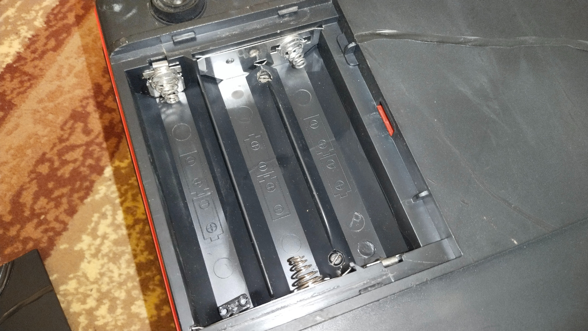 Место для 6 батареек на 1,5 вольта тип D