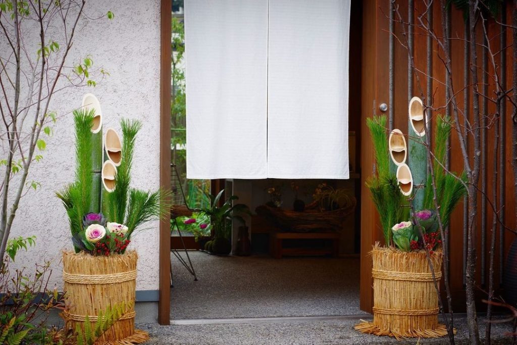 Кадомацу у входа в традиционный дом. Фото из открытых источников.