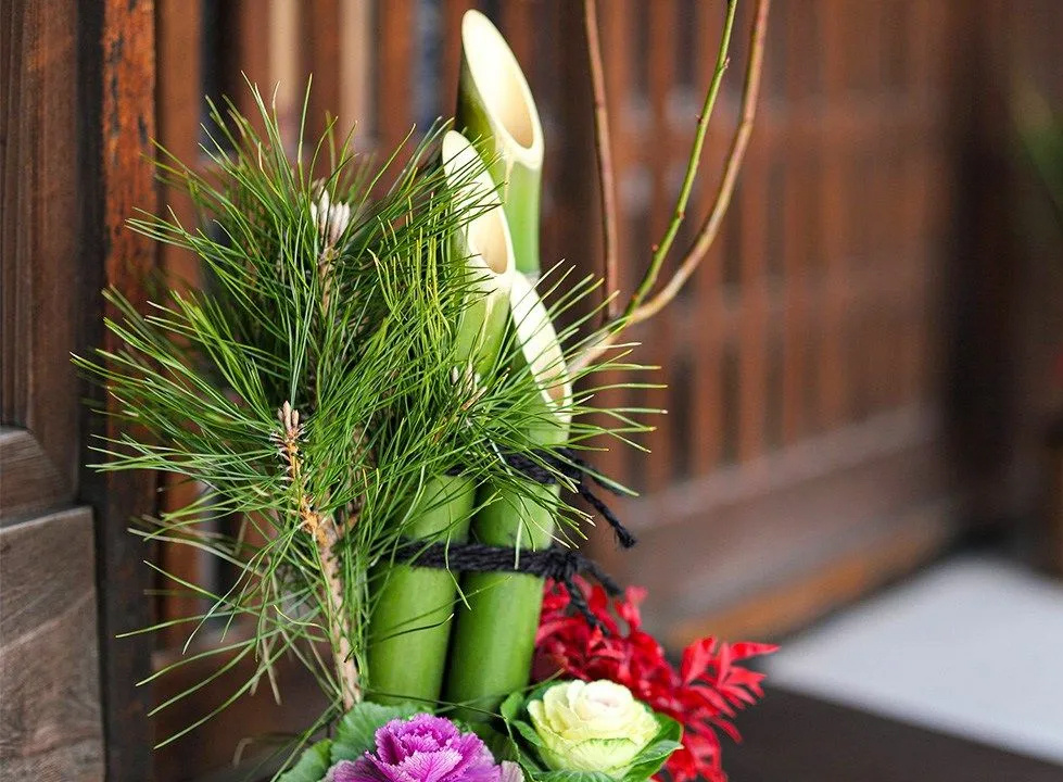 Обязательные элементы кадомацу: бамбук и сосна.