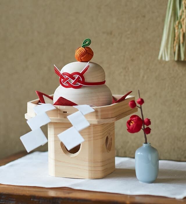 Ритуальные рисовые пирожки моти. Иногда он ненастоящие, как здесь. Фото из открытых источников.