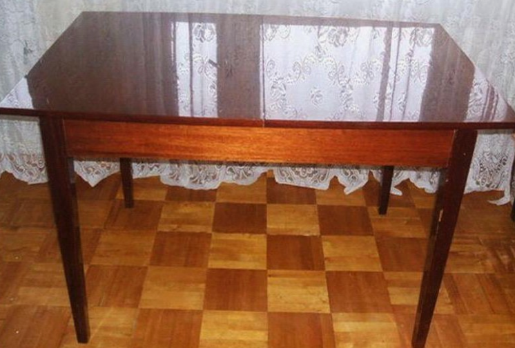 Старый стол