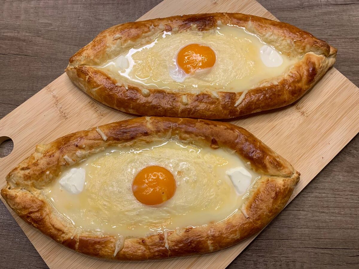 Домашние хачапури по-аджарски из слоеного теста