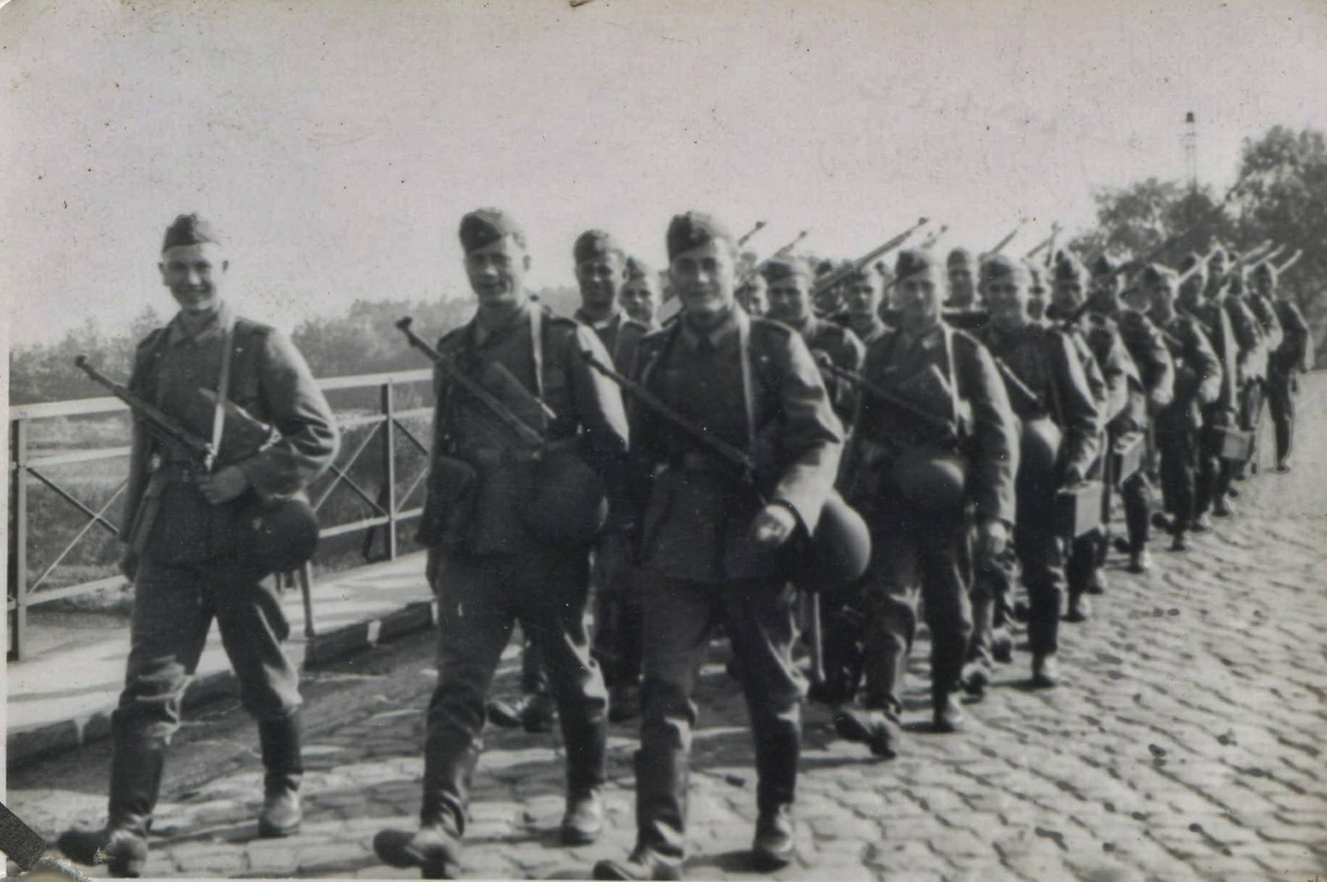 Пособники гитлеровцев - украинские националисты из подразделения "Нахтигаль" 18 июня 1941 года