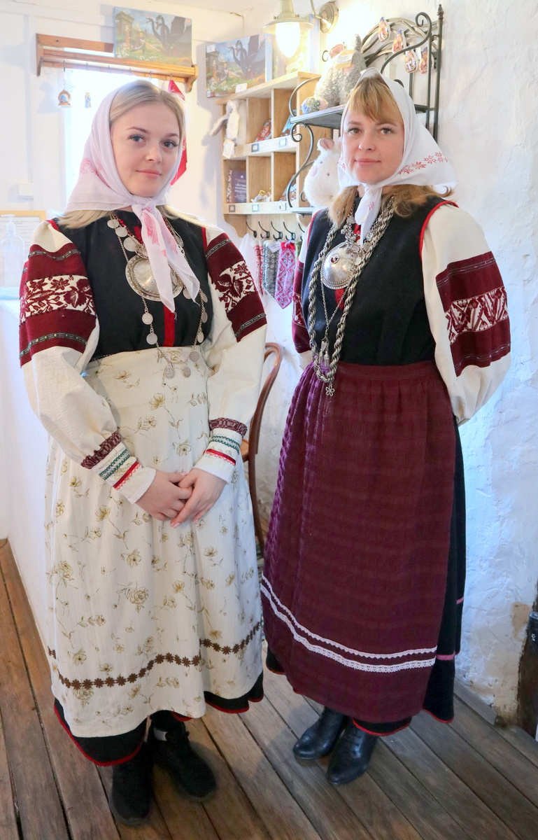 Дочки смотрительницы музея в национальных костюмах 