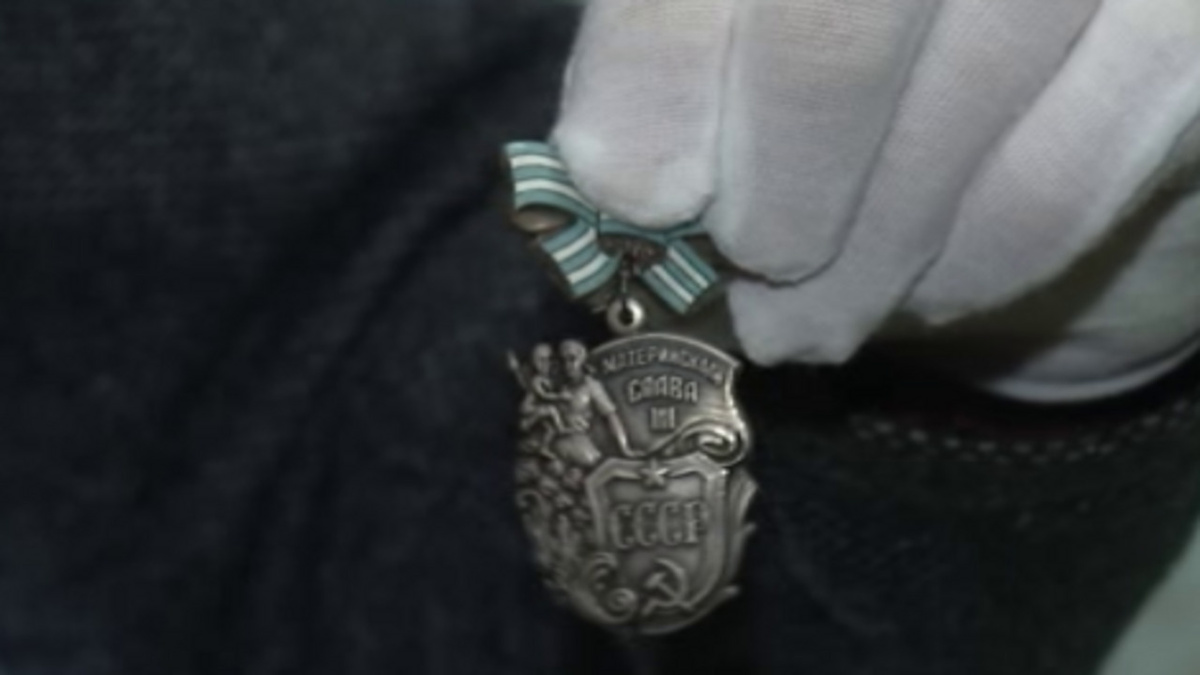    ГТРК «Курск» изучили уникальный знак отличия для матерей