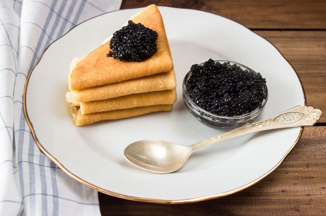 Классические блины с черной икрой