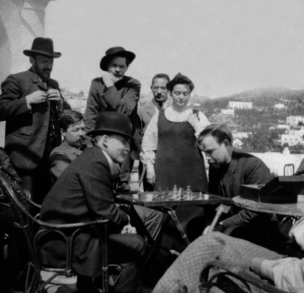 Ленин играет с Горьким в шахматы на Капри