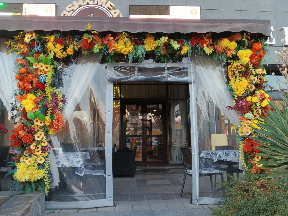 Вход в рыбный ресторанчик. Рыбы между цветов нет... Фото Галины Малышевой.