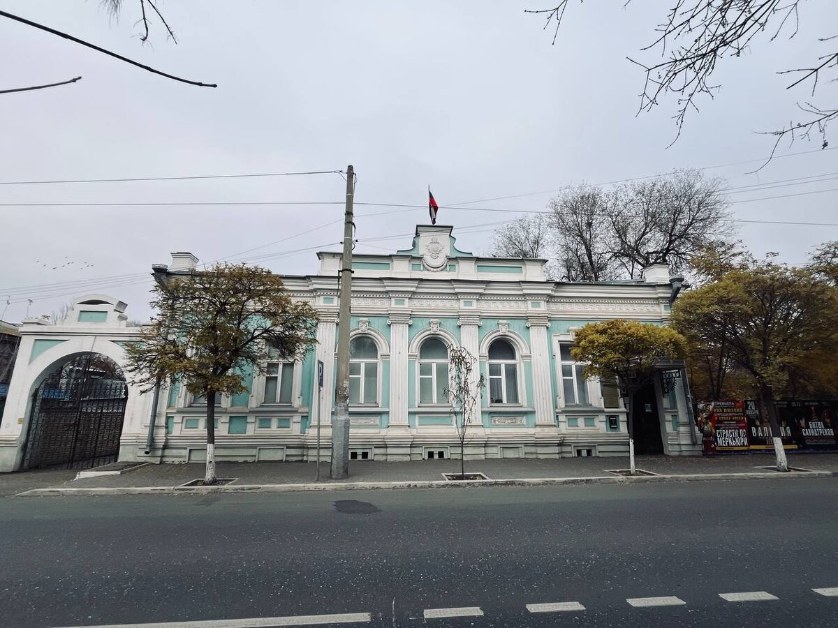 Так дом выглядит в масштабе улицы: невысокий, но широкий, он собирает на себе взгляд и задает тон всей бывшей Биржевой.