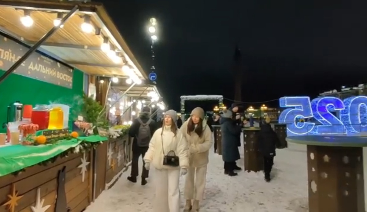 Рождественская ярмарка на Дворцовой площади в Санкт-Петербурге