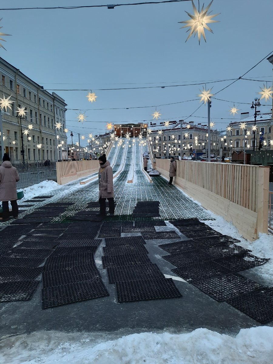 Горка на Дворцовой площади в Санкт-Петербурге