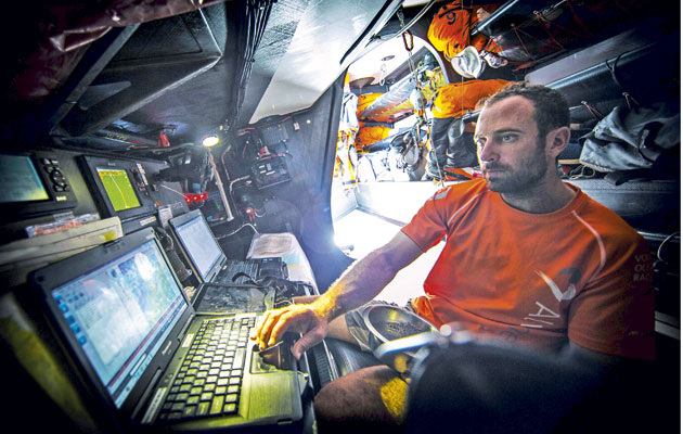 Рис. 2 На борту яхты работал профессиональный штурман