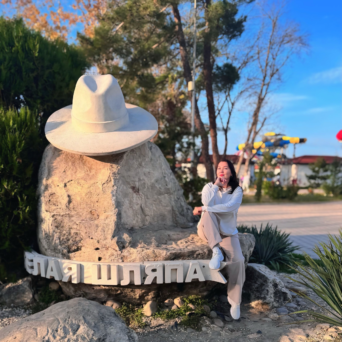 Привет, я Оксана. В марте 2024 года мы переехали из Перми в Анапу. Мы семья медиков. Муж работает на скорой, я занимаюсь детьми (их у нас трое)  и веду блоги в социальных сетях. Подписывайтесь и следите за жизнью многодетной семьи на берегу Черного моря.