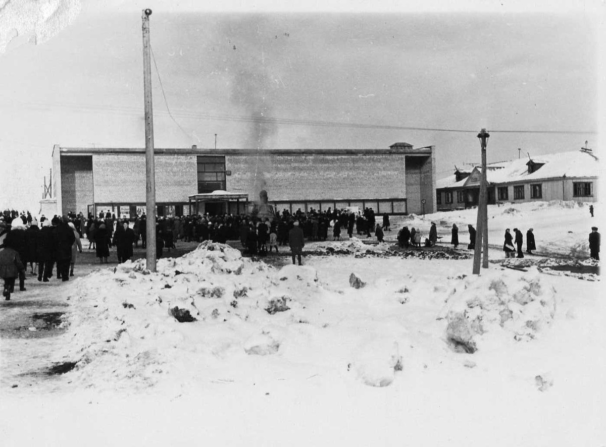 Проводы зимы у кинотеатра Юность. Думаю первое празднование на этом месте.